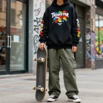 Felpa trapstar in stile urban con indossatore che presenta un look streetwear contemporaneo.